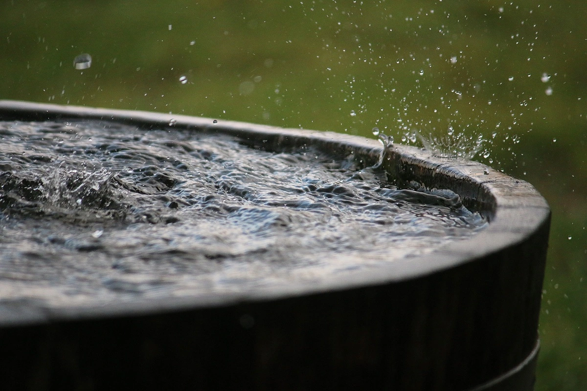 closeup-shot-of-rain-falling-in-a-wooden-barrel-fu-2025-02-02-19-51-23-utc